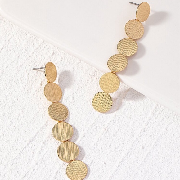 NWT Gold circle modern statement earrings ✨ - Picture 4 of 8
